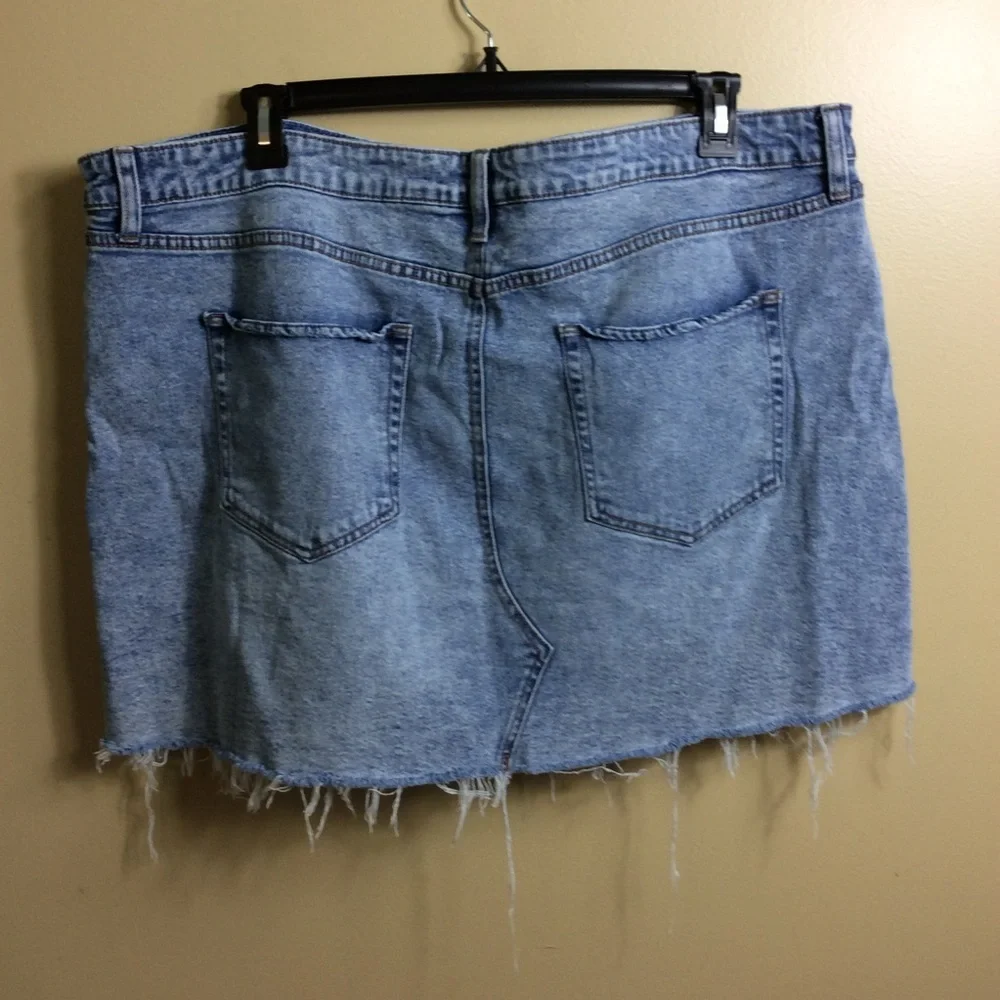 Wild fable, raw ham acid wash denim mini skirt. 24W.